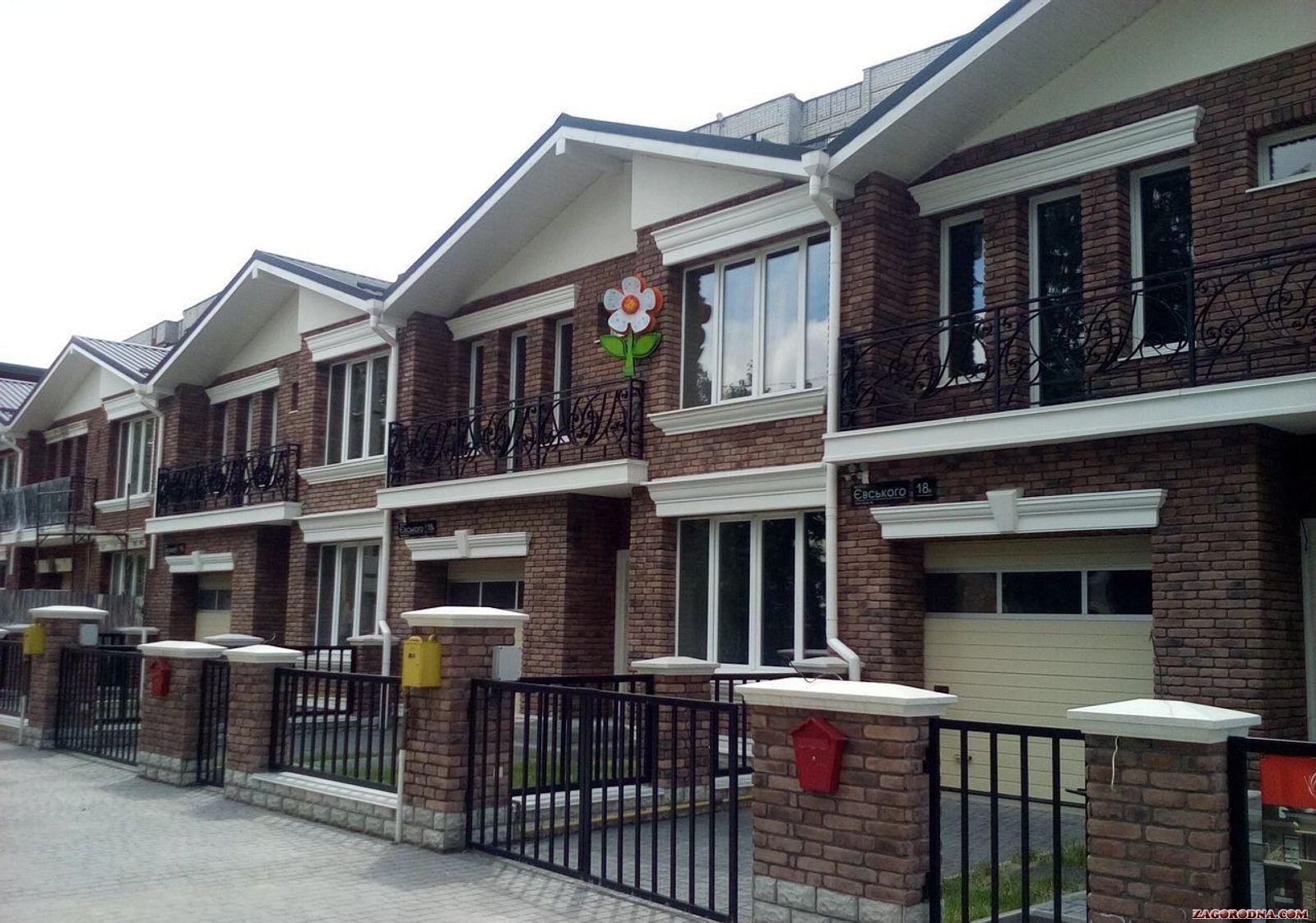 Фото: Таунхаусы на Евского