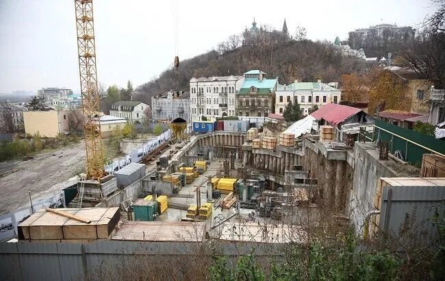 Забудовник продовжує будувати готель на Андріївському узвозі картинка