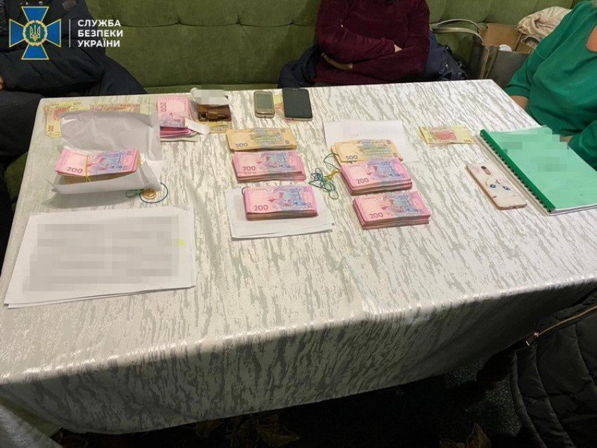 Картинка: Посадовців Держгеокадастру на Київщині схопили при отриманні хабара