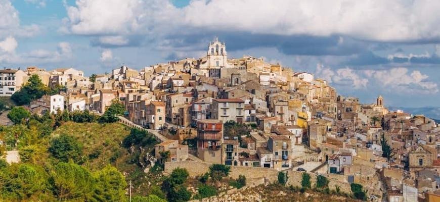 Итальянский городок продает 100 домов по €1