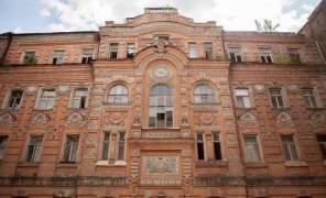 Шахраї привласнили приміщення в історичному будинку на Подолі картинка