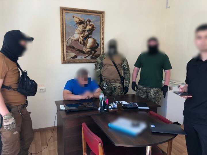 Общественные пороки в ревизоре. Правоохранители разоблачили бывшего чиновника всу. Журналист разоблачитель чиновников в 90-е. Каблуки путина. Ревизор гоголь.