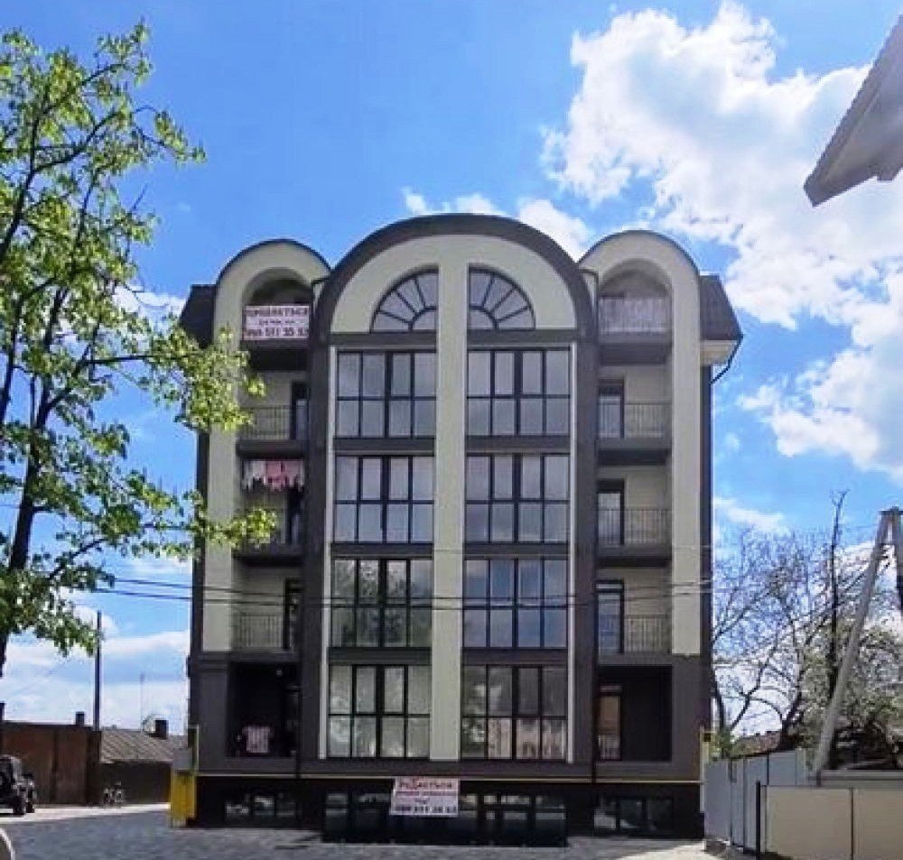 Фото: Новобудова на вул. Грушевського, 35